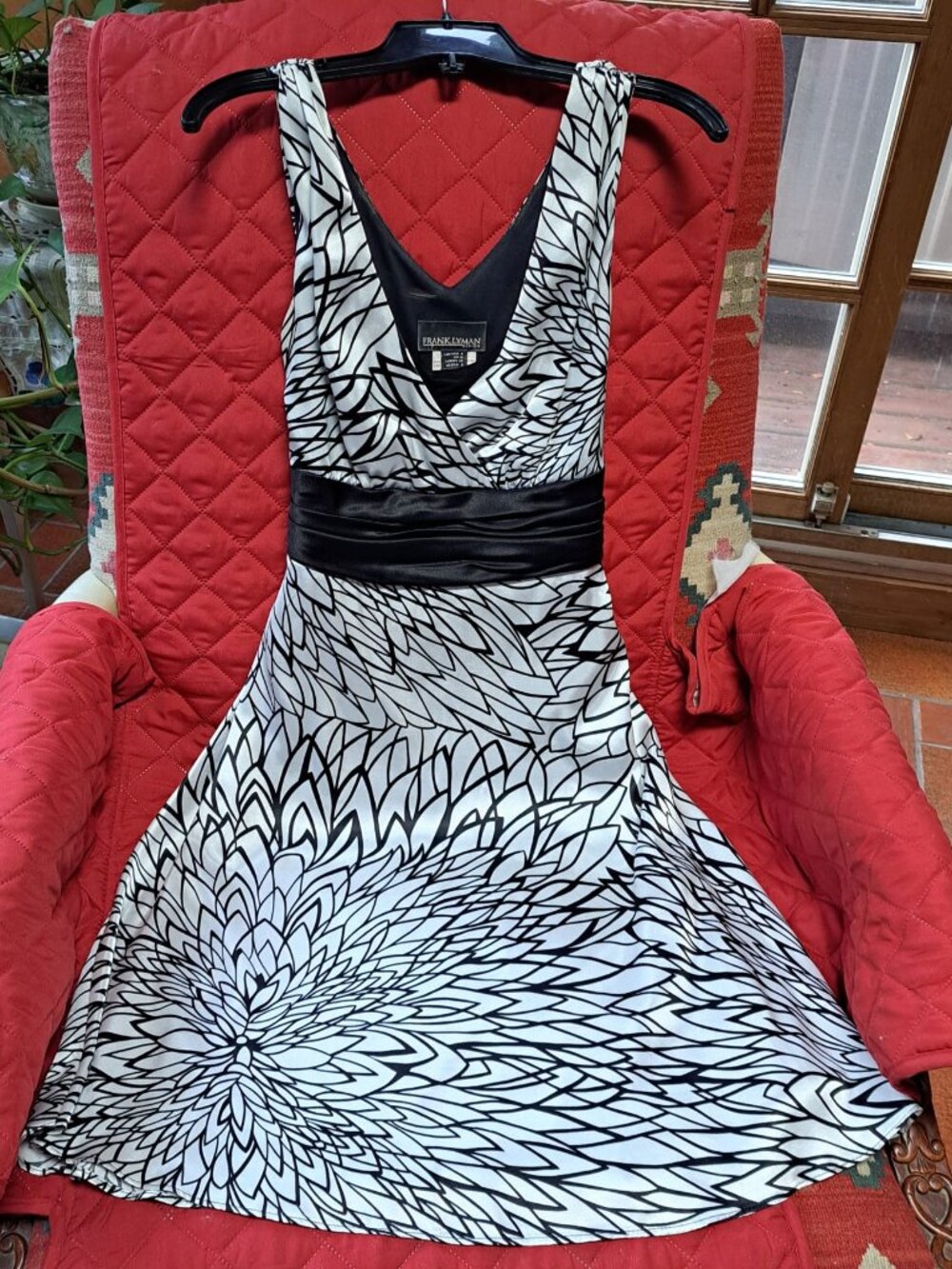 ✨ Frank Lyman Dress Size 8 Black White Floral V Neck Tie Waist ✨Only worn once!!
